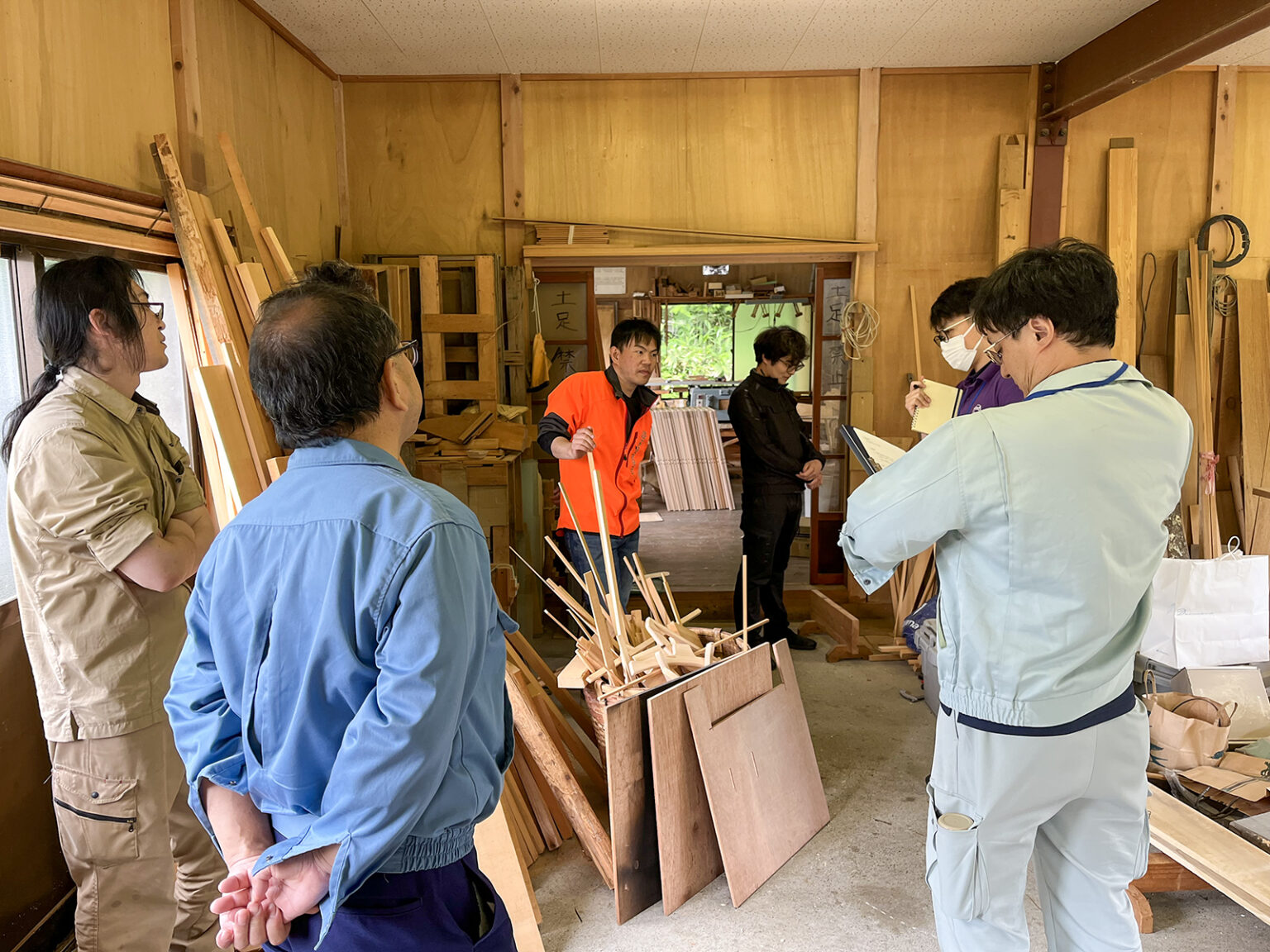 工房で、木工の仕事にふれる