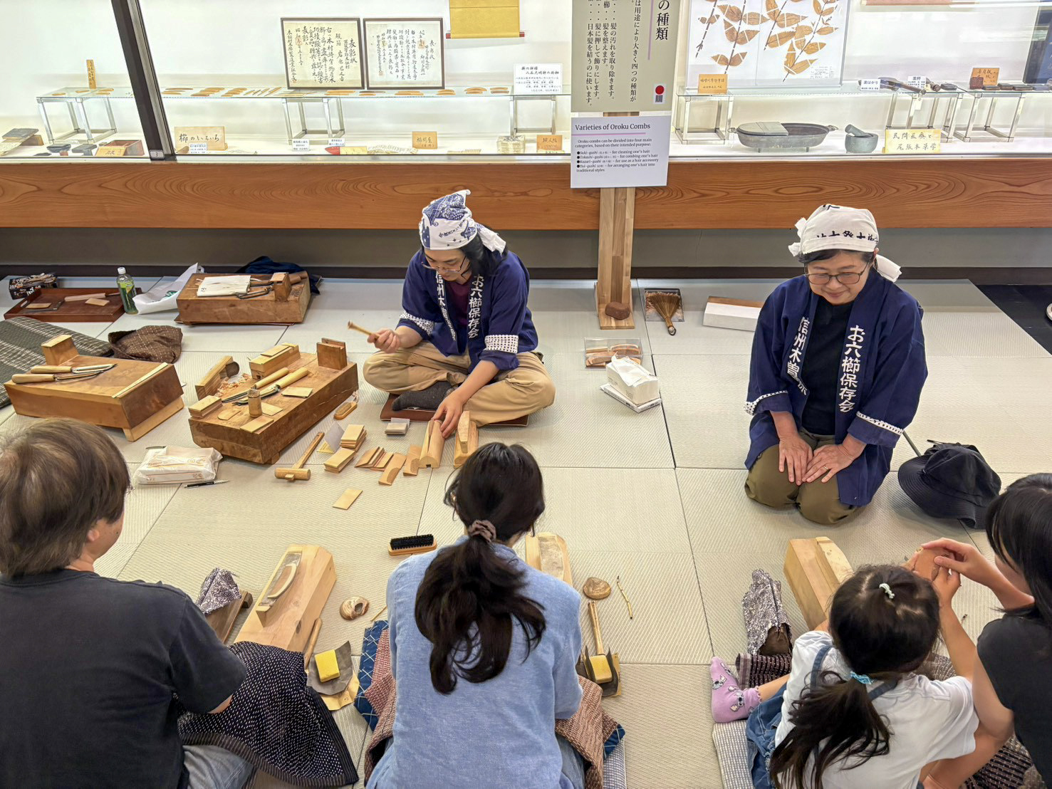 木祖村郷土館でお六櫛の実演を見学する人たち