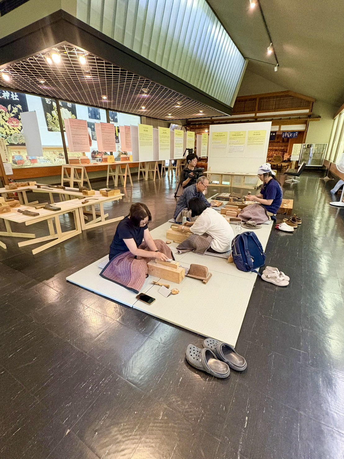 展示室で、お六櫛の磨き体験に取り組む参加者たち